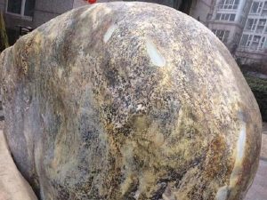 重量万斤价值数千万元的新疆和田玉原石是啥样的?-文玩鉴赏网
