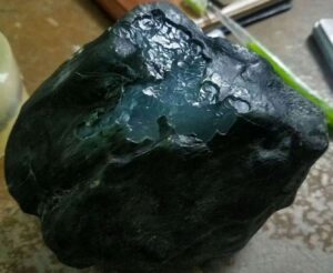 缅甸黑皮翡翠原石:探寻神秘的宝石-文玩鉴赏网