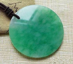 珠宝市场上优质翡翠大多来自缅甸,达到宝石级的绿色翡翠很少-文玩鉴赏网