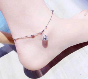 金脚链戴哪只脚女生?食指中指戴戒指什么意思?-文玩鉴赏网