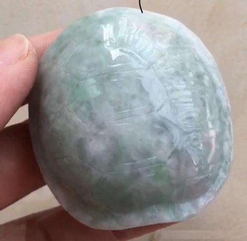 什么样的翡翠起荧光？解析翡翠起胶和翡翠起荧现象