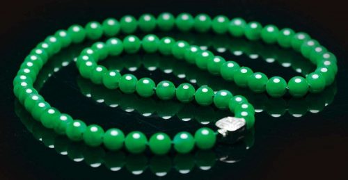 1ae5f7147c29be5.jpg插图(2) 珠宝市场上优质翡翠大多来自缅甸,达到宝石级的绿色翡翠很少