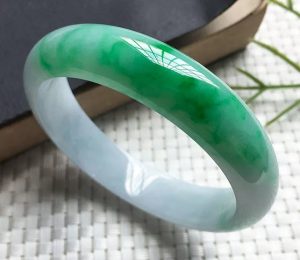 如何让翡翠饰品光彩如新？