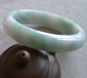 606093cbea0da66.jpg插图(1) 玉石镯子的价格一般是多少钱?