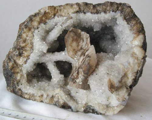 水晶不想戴了怎么处理？放东北角寺庙晶洞