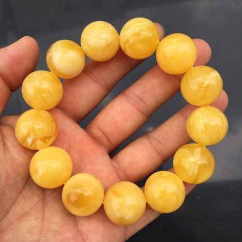 佩戴蜜蜡手串时的颜色变化能反应身体健康状态