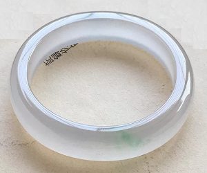 如何让翡翠饰品光彩如新？