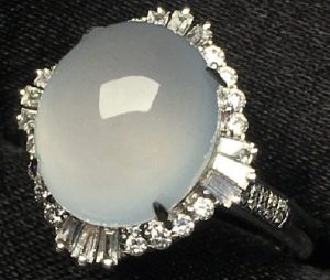 如何让翡翠饰品光彩如新？