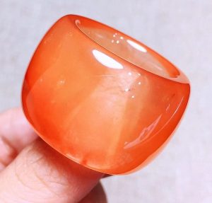 女人佩戴红兔毛水晶的功效与好处-文玩鉴赏网