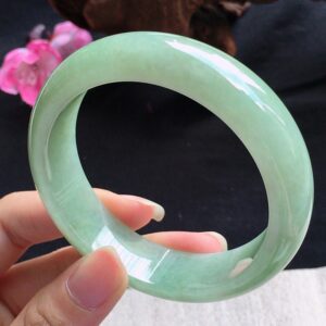 同一玉件:翡翠好还是和田玉好?-文玩鉴赏网