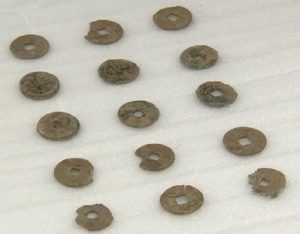 韩国出土20枚中国宋代钱币和一尊金铜多层小塔-文玩鉴赏网