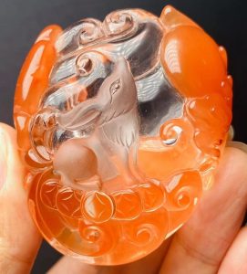 红兔毛水晶的功效与作用以及佩戴红兔毛水晶的禁忌-文玩鉴赏网