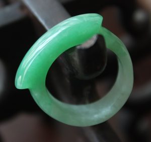 旅游时买翡翠值不值那个钱?-文玩鉴赏网