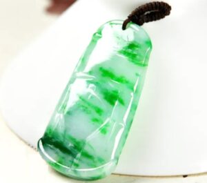 佩戴金丝种翡翠的功效与作用都有哪些?-文玩鉴赏网