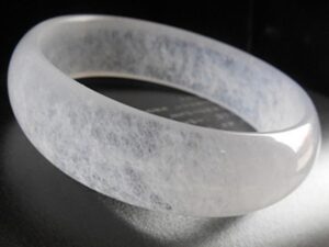 f7bc0a307b40107.jpg插图(4) 玉石镯子的价格一般是多少钱?