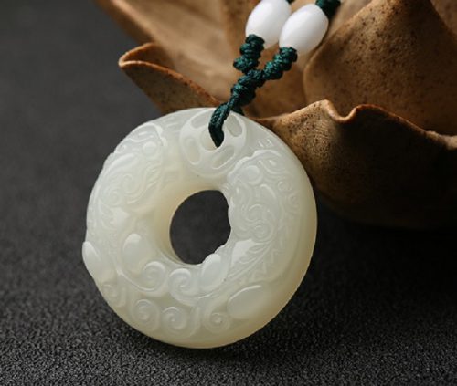 0503f9022e757cb54cfbc3c7a4d2fedf.jpeg插图(6) 细说和田玉与翡翠的不同点