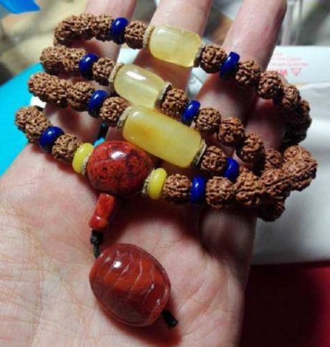 佩戴青金石以求平安，辟邪