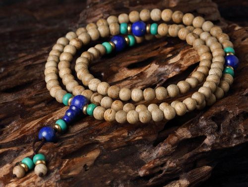 佩戴青金石以求平安，辟邪