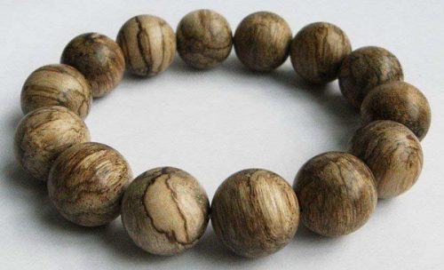 c732b0577e83d98e1e63e1163fc4d6d7.jpeg插图(2) 海南沉香手串价格多少钱?