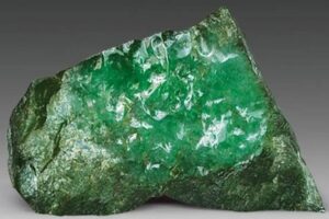 怎样通过观察翡翠原石表面鉴定其价值？