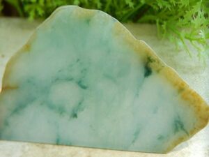 怎样通过观察翡翠原石表面鉴定其价值？